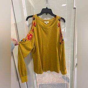 Umgee brand Sz small cold shoulder top